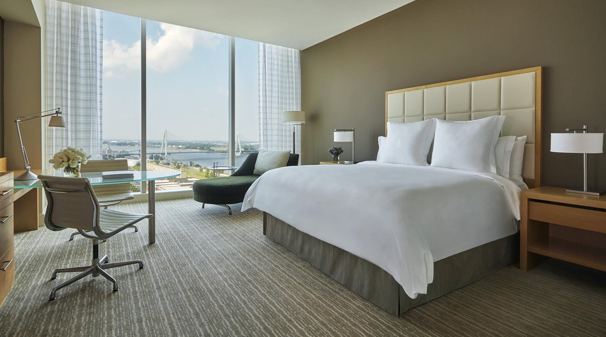 Four Seasons Hotel 5*